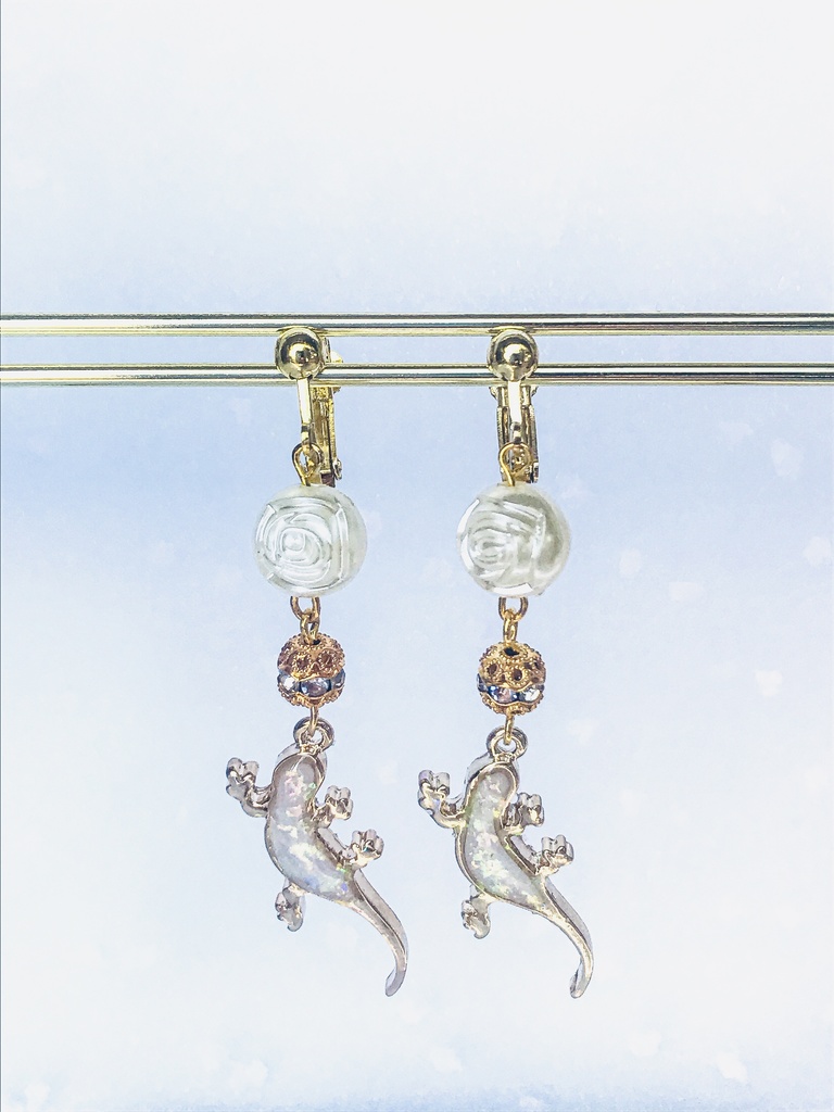 ハンドメイド:煌めきホワイトトカゲの耳飾り