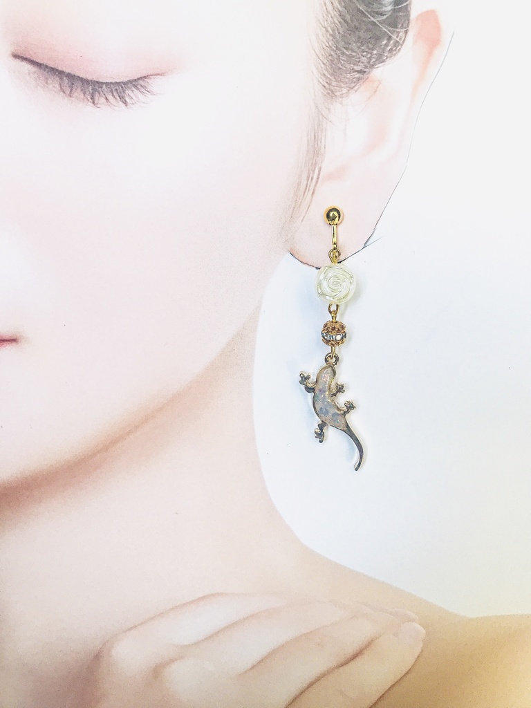 ハンドメイド:煌めきホワイトトカゲの耳飾り