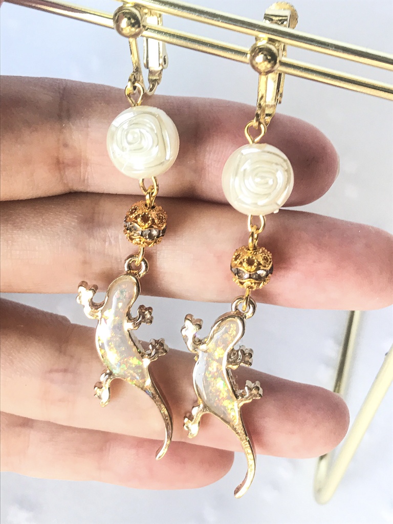 ハンドメイド:煌めきホワイトトカゲの耳飾り