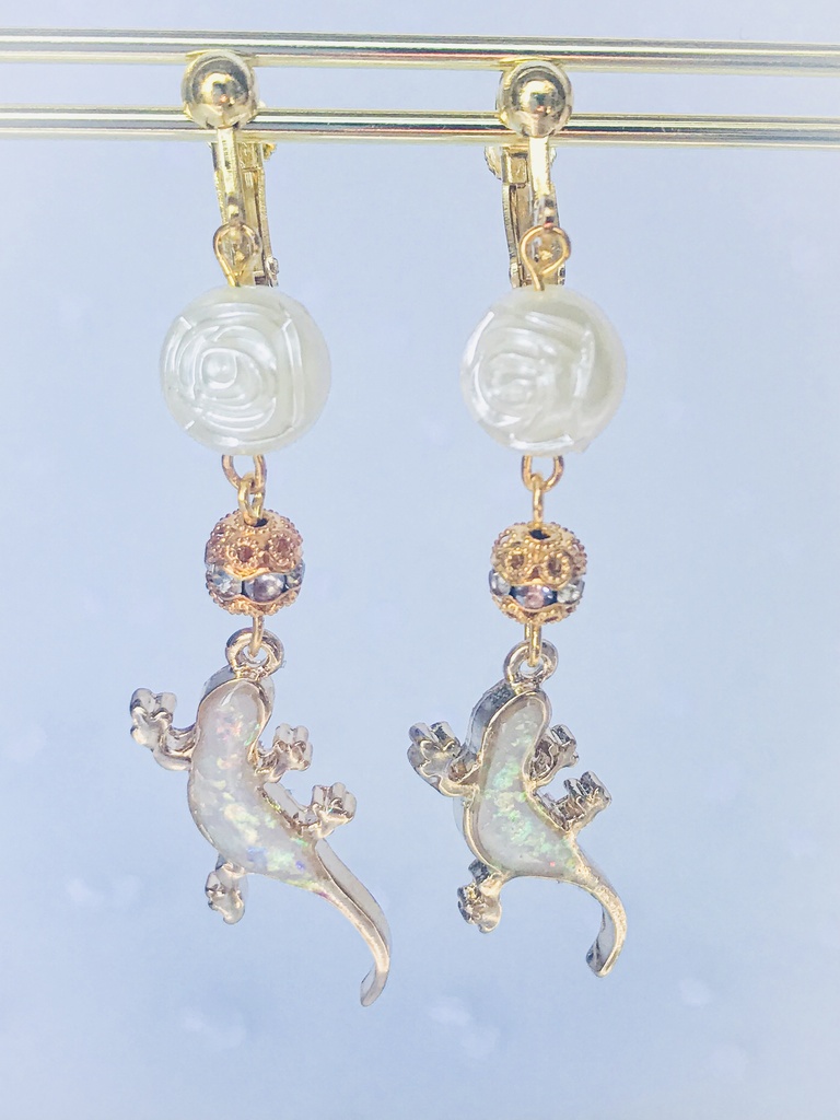 ハンドメイド:煌めきホワイトトカゲの耳飾り