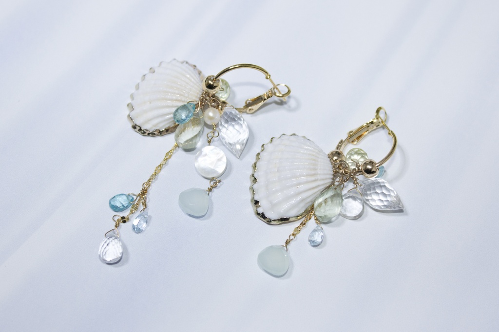 貝殻と天然石のアシンメトリーピアス／ペア