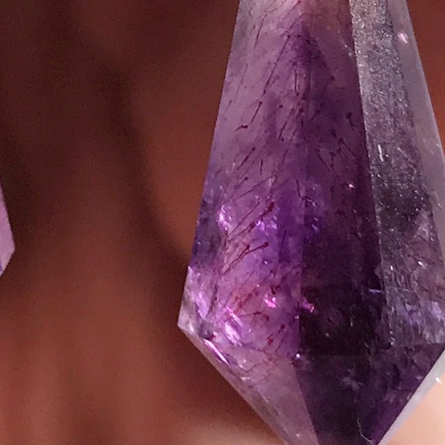 セーラームーン Black lady 綺丽な 天然石 針入り アメジスト イヤリング