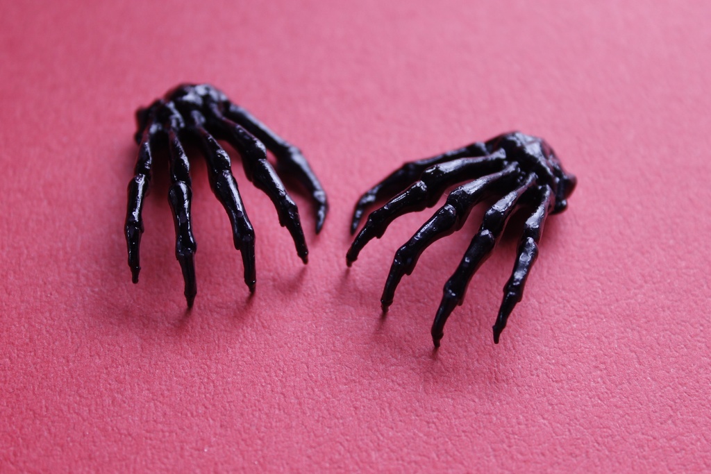 ブラック・ボーンズ・オブ・ハンズ_イヤーアクセサリーマグネットタイプ【送料込み】