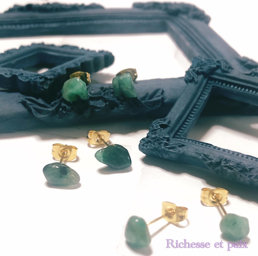 原石エメラルドのスタッドピアス