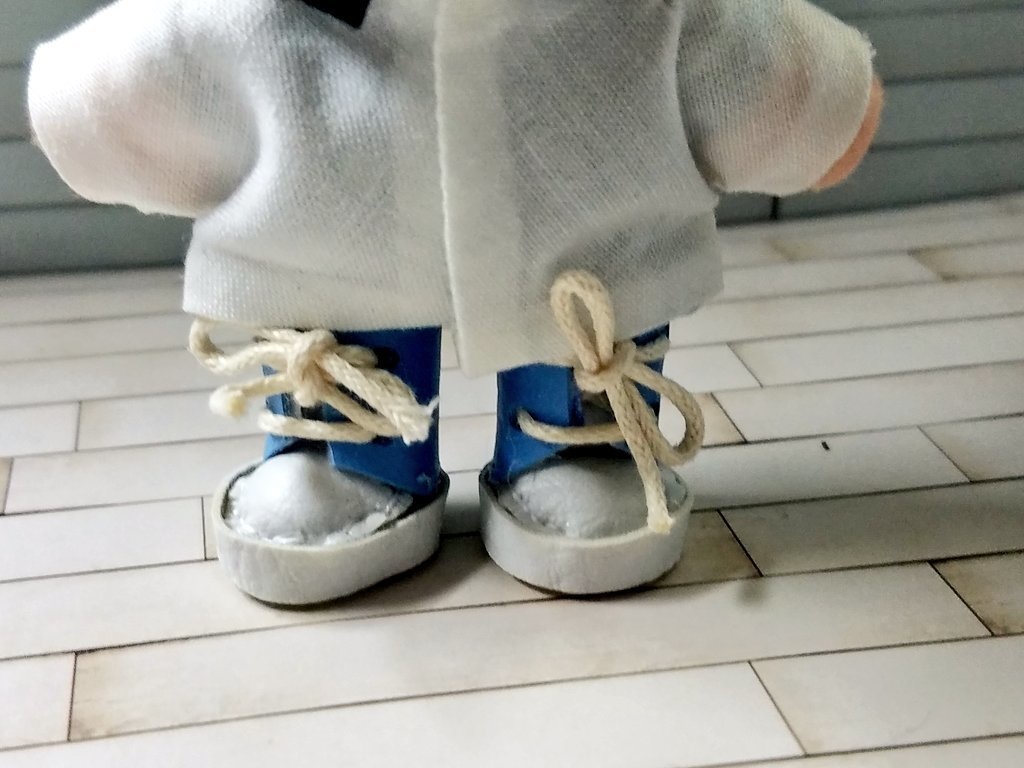 スニーカー風ぬい靴