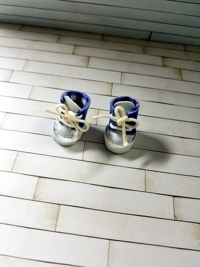 スニーカー風ぬい靴