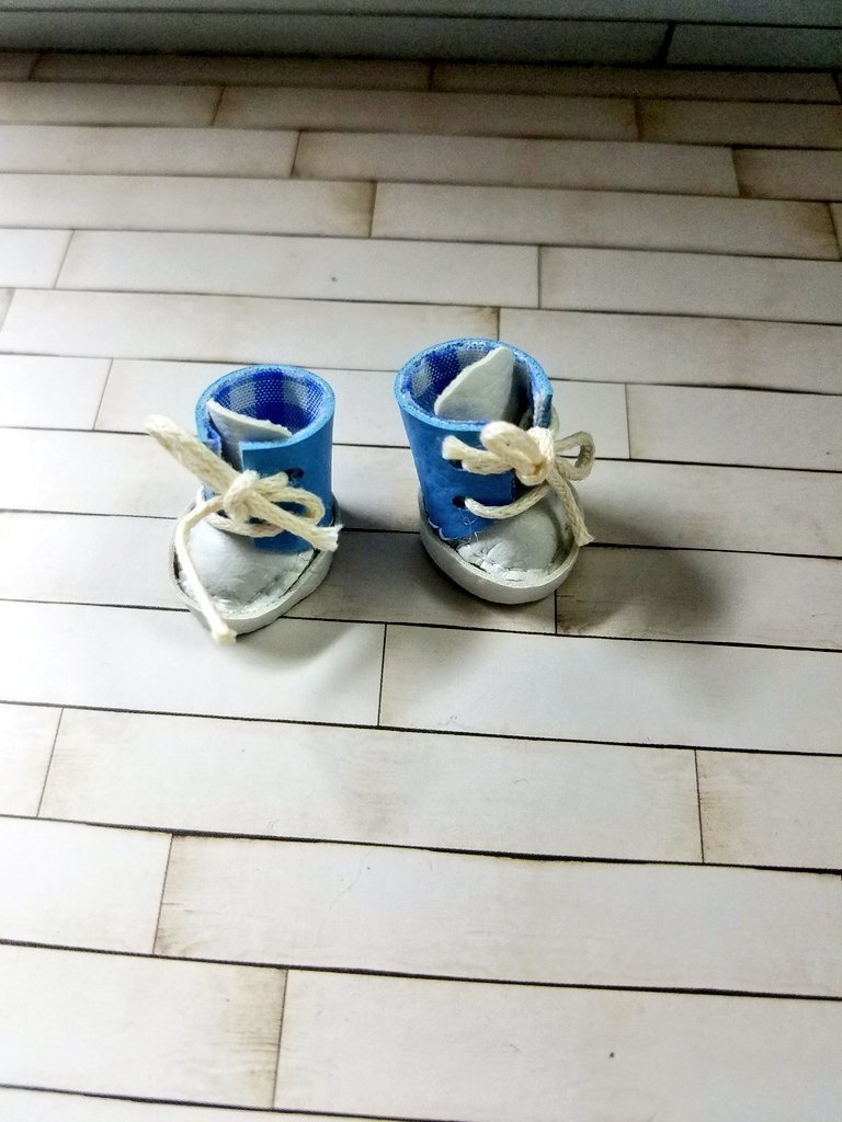 スニーカー風ぬい靴