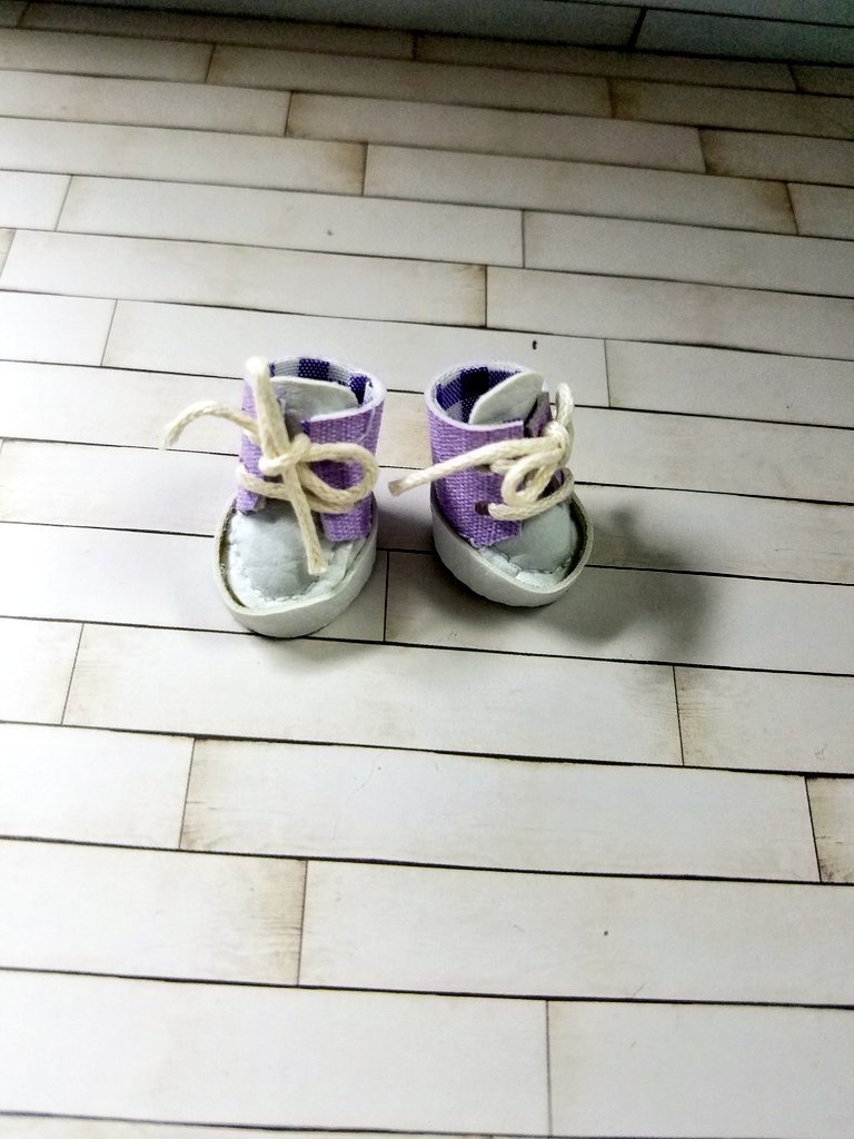 スニーカー風ぬい靴