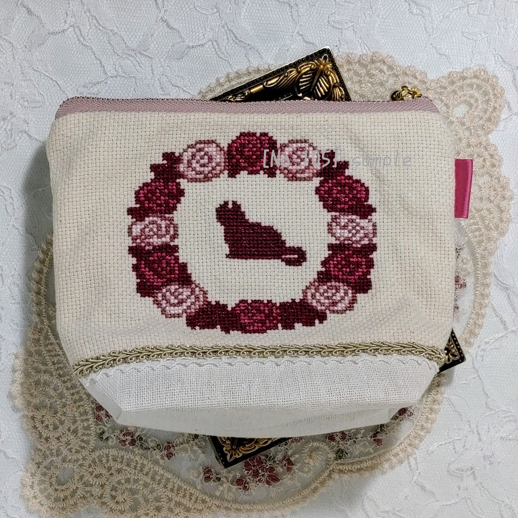 [105]赤薔薇と猫のクロスステッチポーチ