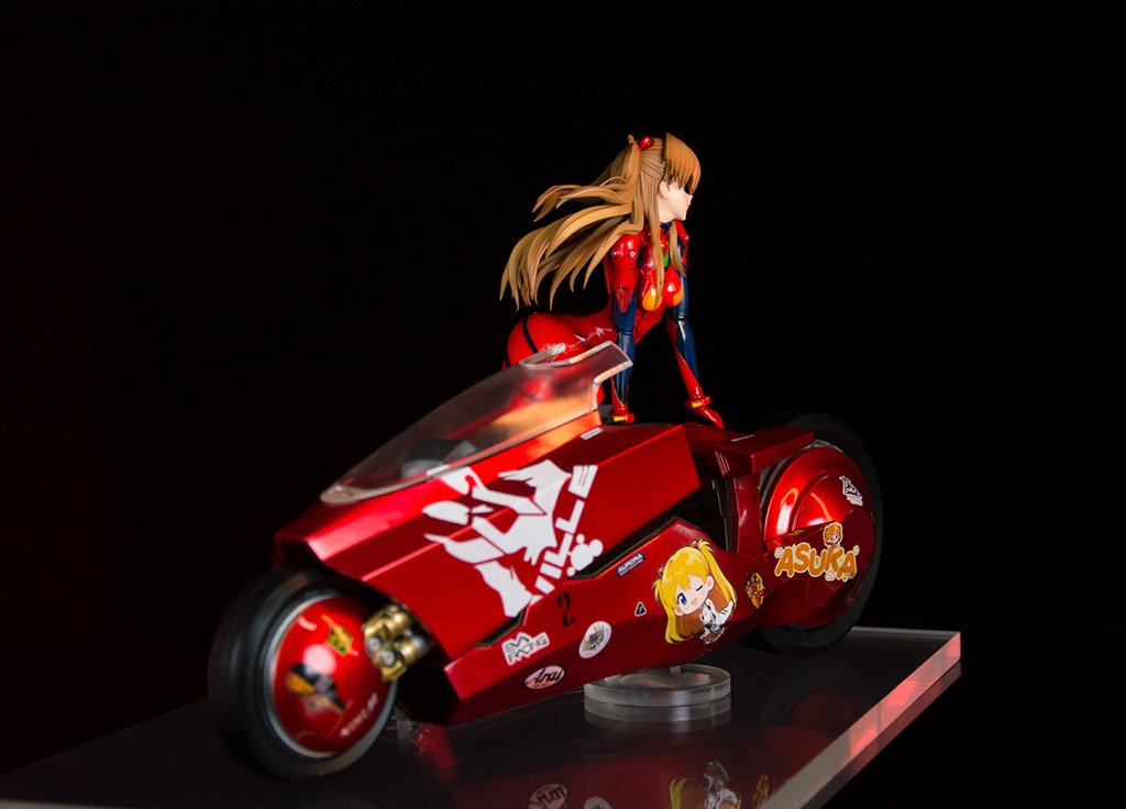 アスカ・プラグスーツ・赤バイク