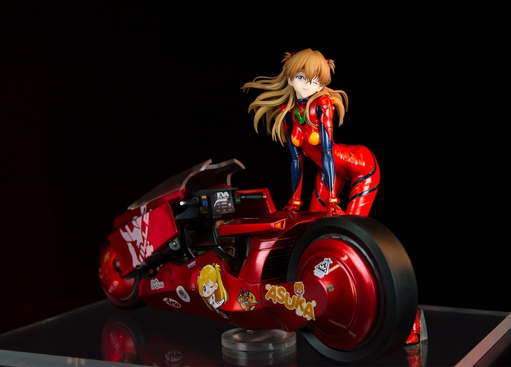 アスカ・プラグスーツ・赤バイク