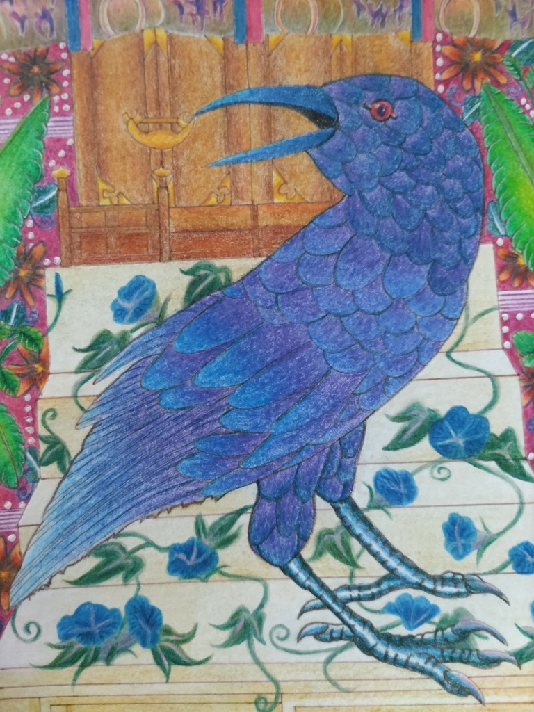 Krähe auf dem Altar