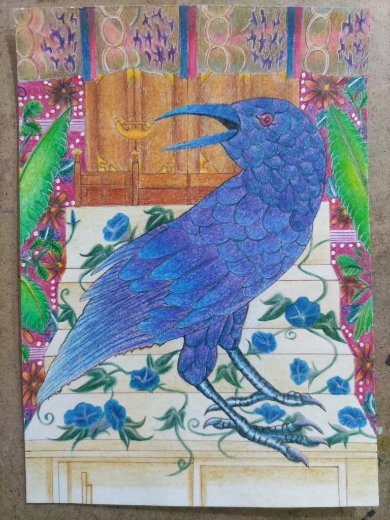 Krähe auf dem Altar