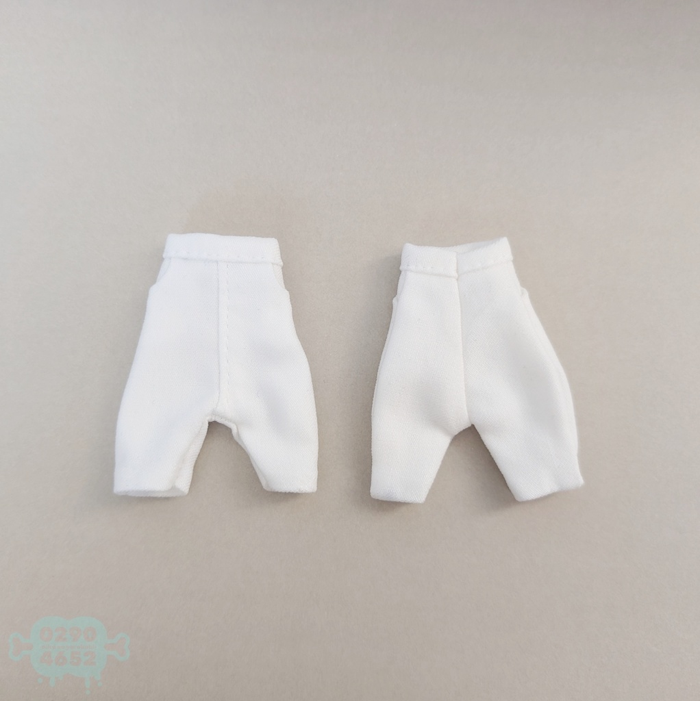 白のサルエルパンツ