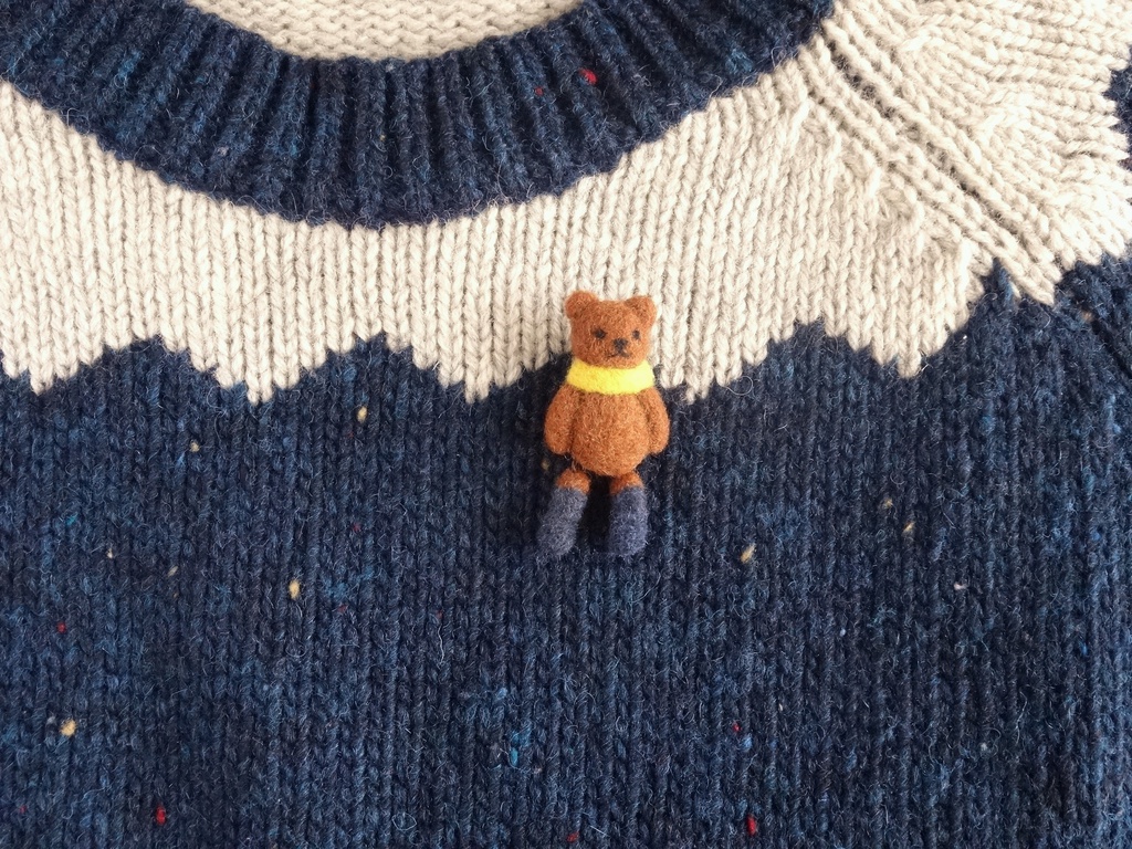 羊毛フェルト 足ぶらぶら動物のブローチ