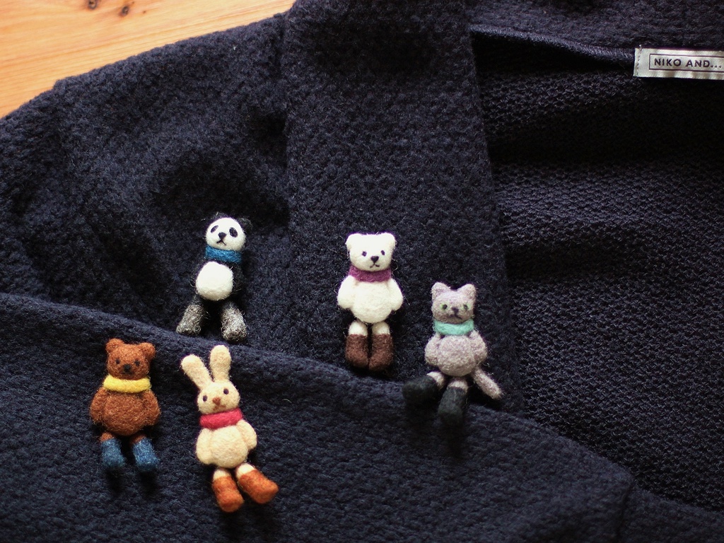 羊毛フェルト 足ぶらぶら動物のブローチ