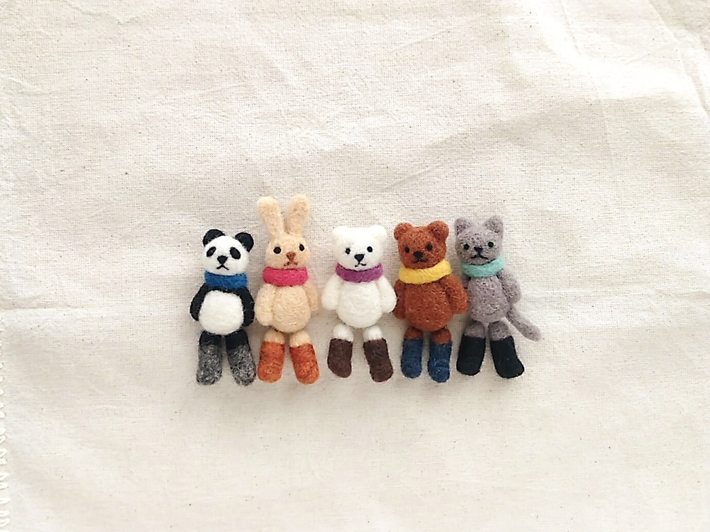 羊毛フェルト 足ぶらぶら動物のブローチ