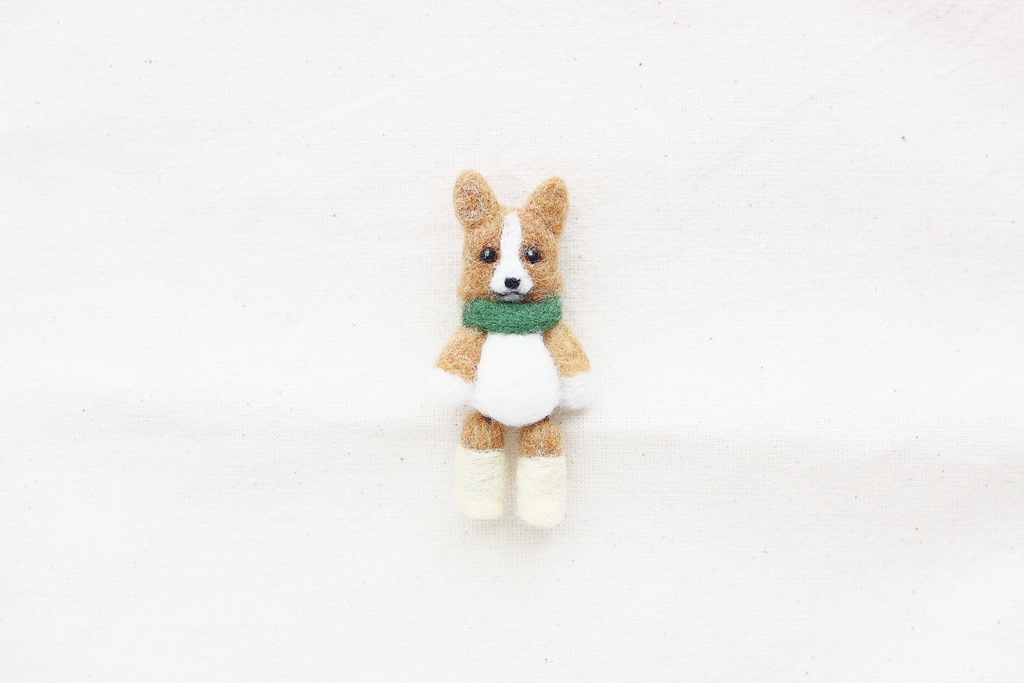 羊毛フェルト 足ぶらぶら犬のブローチ