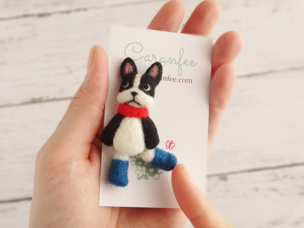 羊毛フェルト 足ぶらぶら犬のブローチ