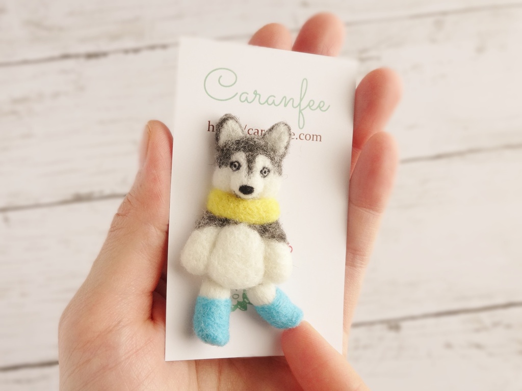 羊毛フェルト 足ぶらぶら犬のブローチ