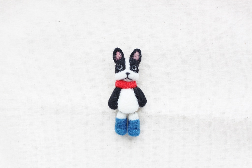 羊毛フェルト 足ぶらぶら犬のブローチ