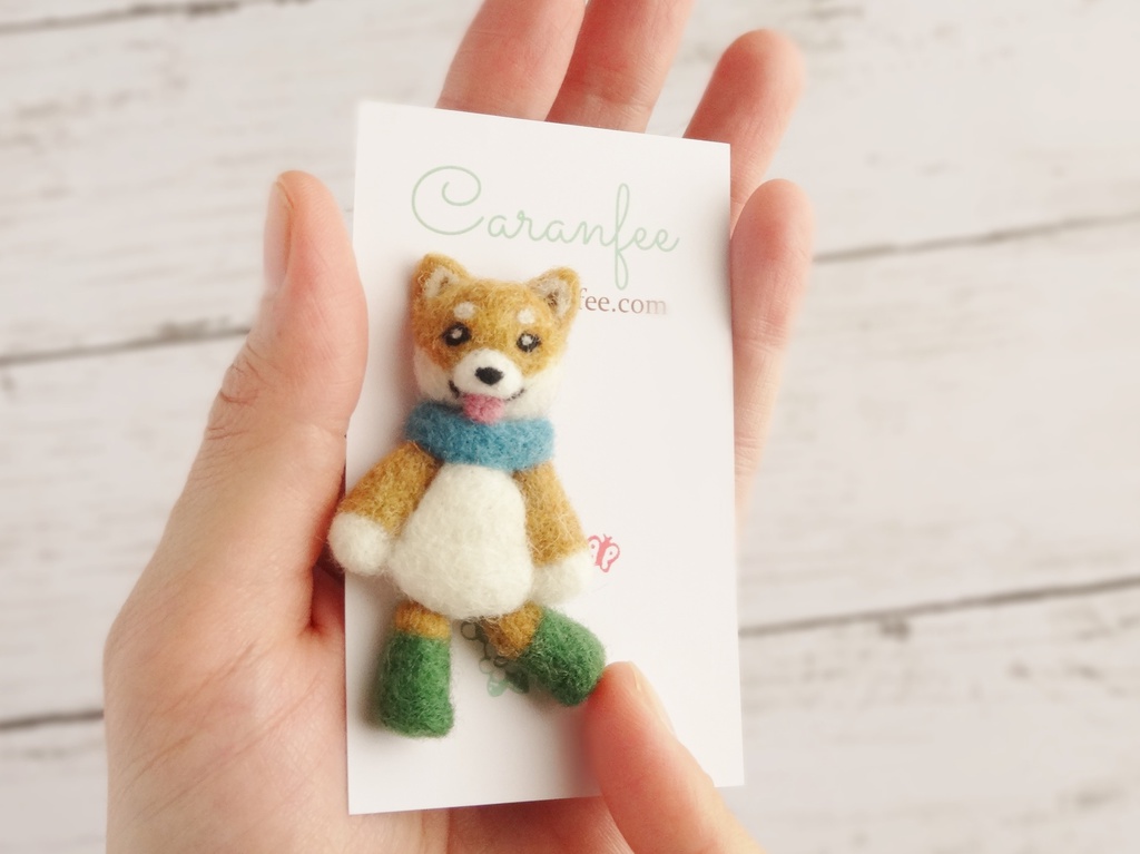 羊毛フェルト 足ぶらぶら犬のブローチ