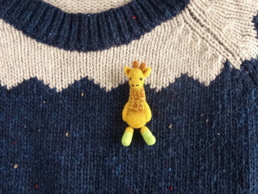 羊毛フェルト 足ぶらぶらサバンナの動物達のブローチ