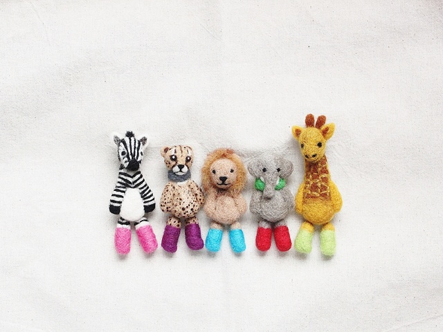 羊毛フェルト 足ぶらぶらサバンナの動物達のブローチ