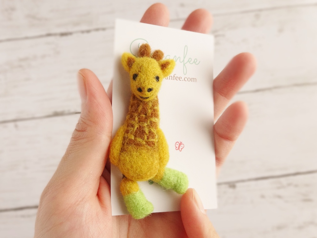 羊毛フェルト 足ぶらぶらサバンナの動物達のブローチ