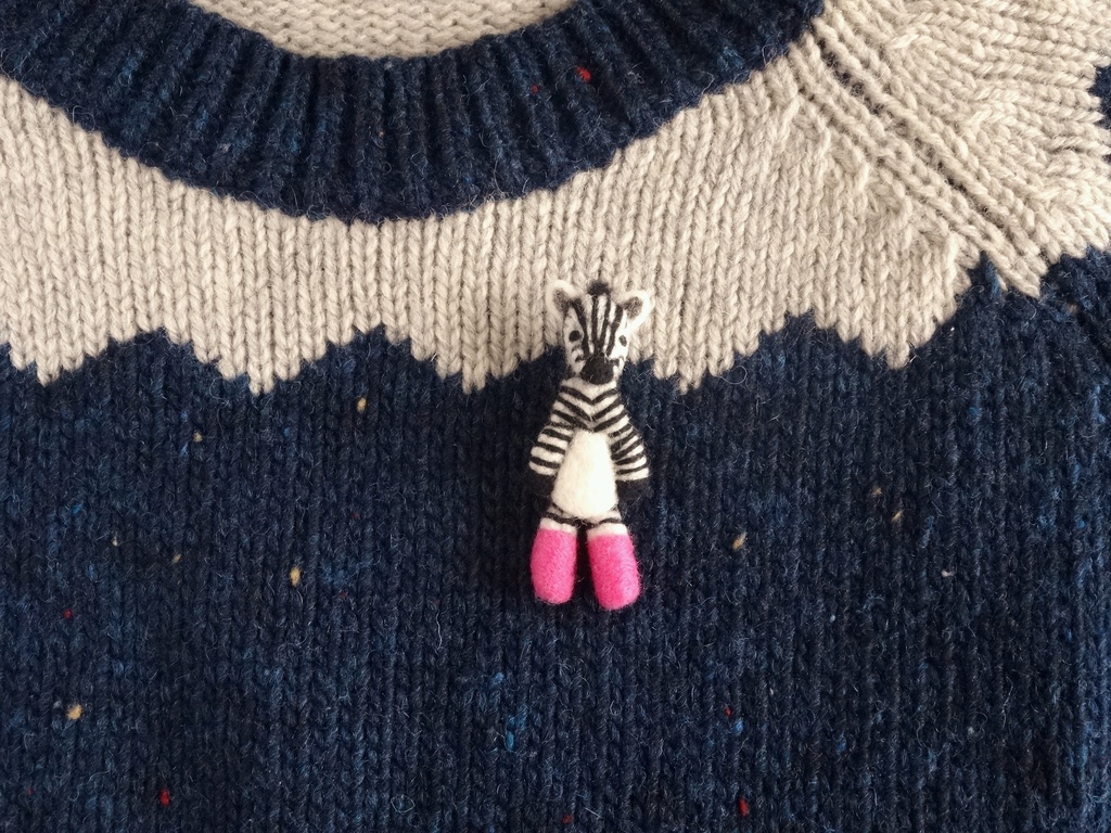 羊毛フェルト 足ぶらぶらサバンナの動物達のブローチ