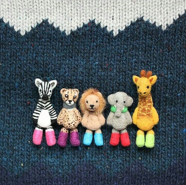 羊毛フェルト 足ぶらぶらサバンナの動物達のブローチ Handmade By Caranfee Booth
