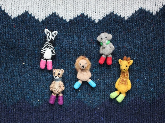 羊毛フェルト 足ぶらぶらサバンナの動物達のブローチ