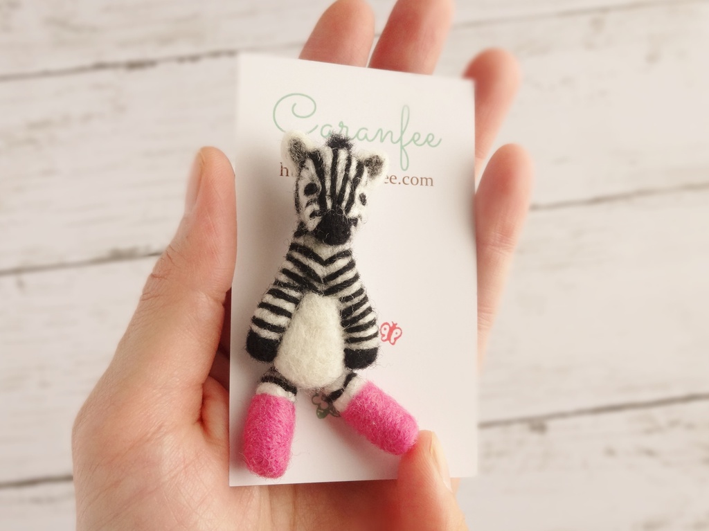 羊毛フェルト 足ぶらぶらサバンナの動物達のブローチ