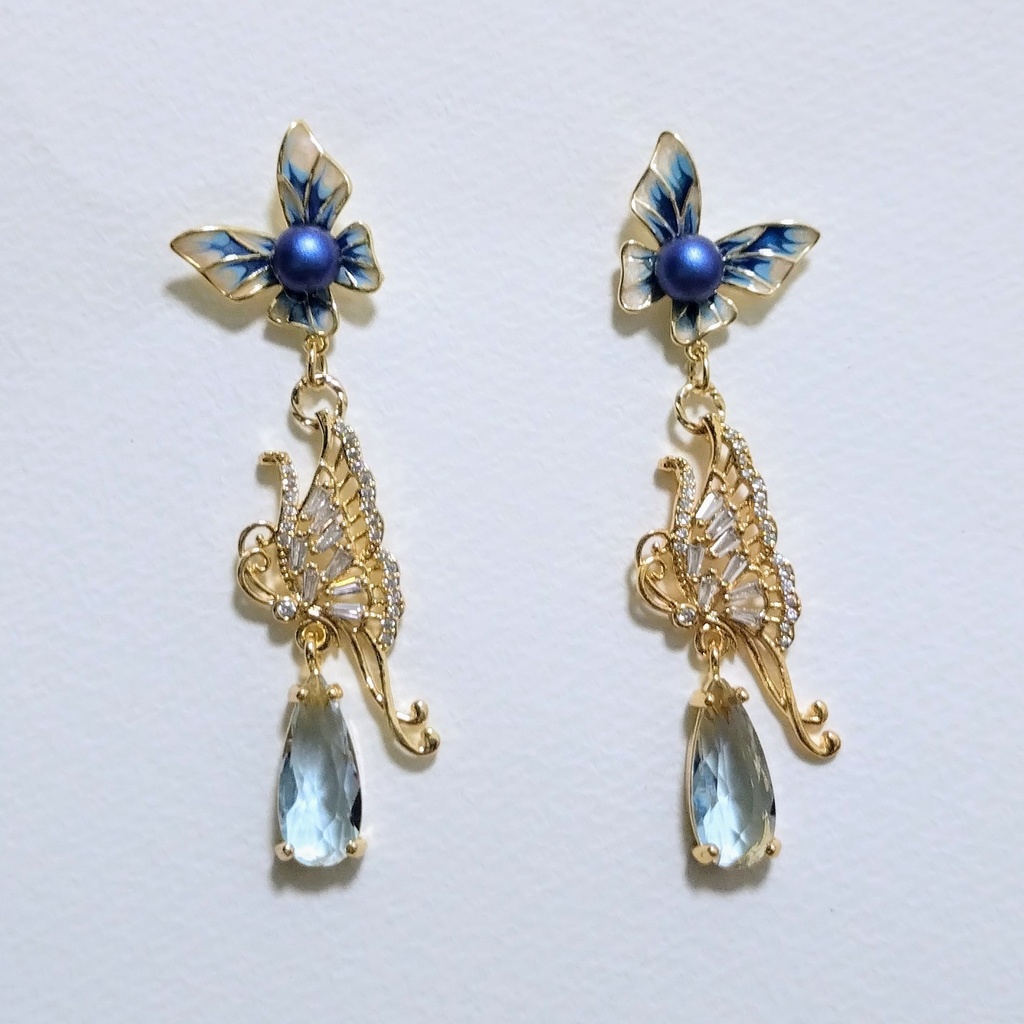 繊細蝶ピアス