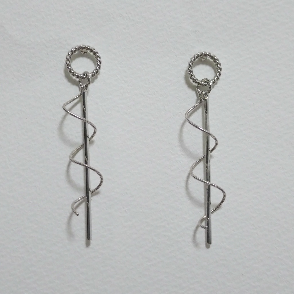 螺旋×直線ピアス