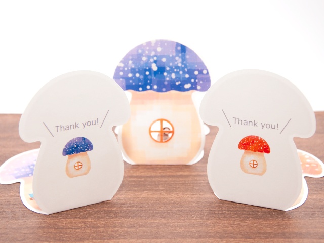 きのこの家のメッセージカード (読書する皇帝ペンギン)