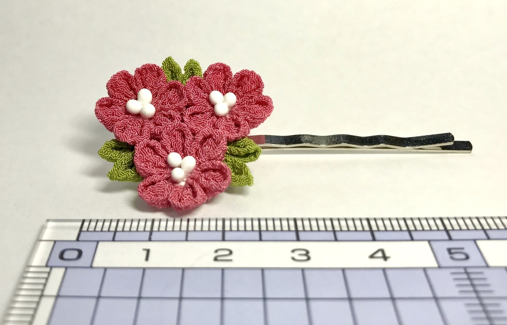 【つまみ細工】小花のヘアピン(長春色)