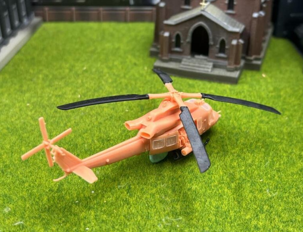 1084 1/144 UH-1Y ヴェノム (Venom) 製品にはフィギュアは含まれません