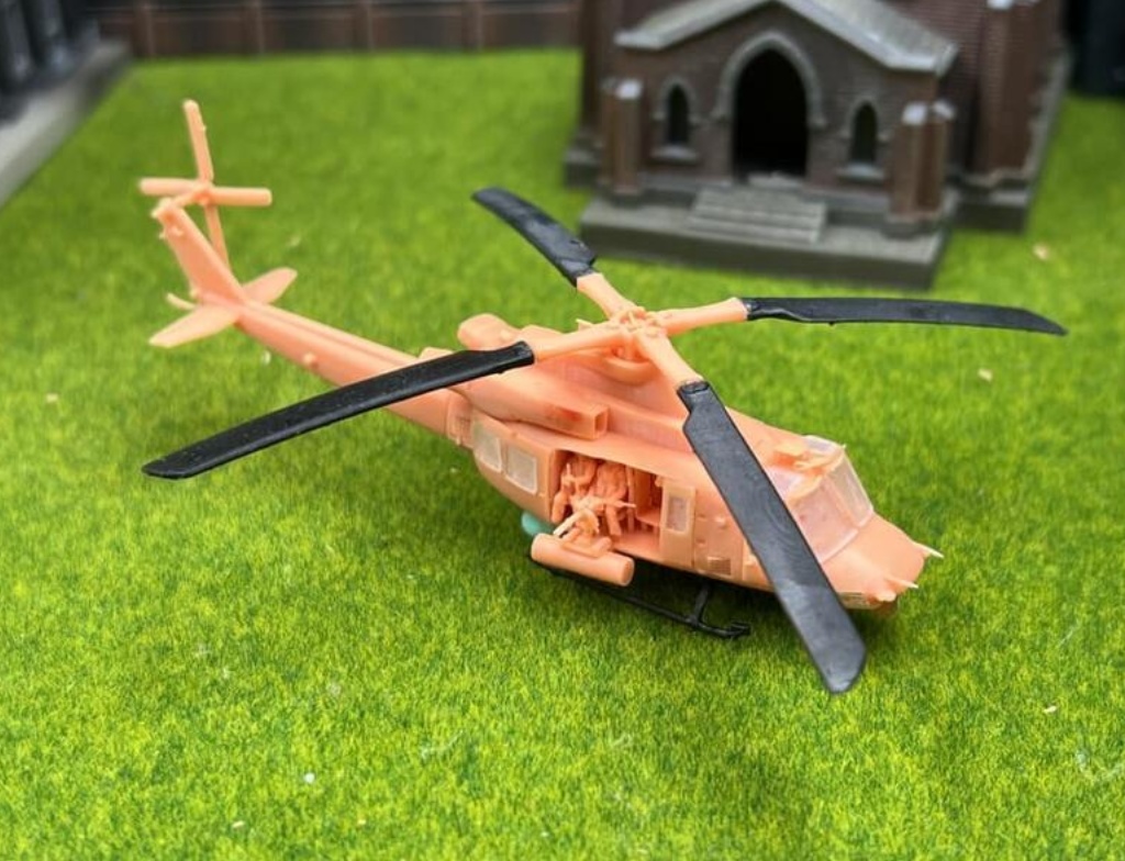 1084 1/144 UH-1Y ヴェノム (Venom) 製品にはフィギュアは含まれません