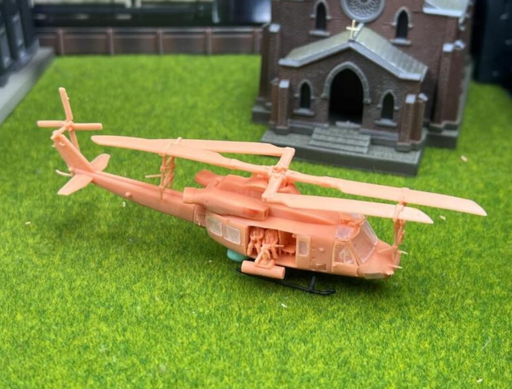 1084 1/144 UH-1Y ヴェノム (Venom) 製品にはフィギュアは含まれません