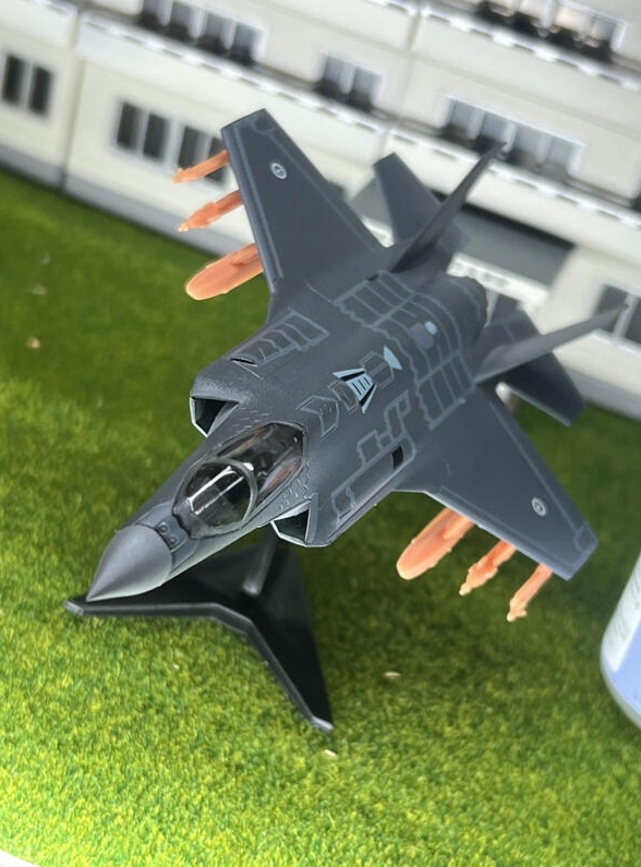 896 1/144 F-35用パイロン GAU-22機関砲ポッド 一機用(F-35および爆弾は含まれておりません)