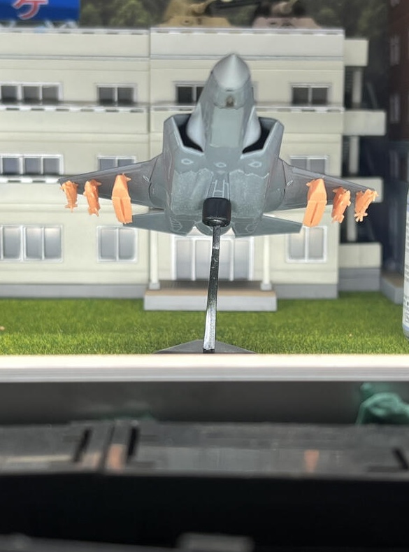 896 1/144 F-35用パイロン GAU-22機関砲ポッド 一機用(F-35および爆弾は含まれておりません)