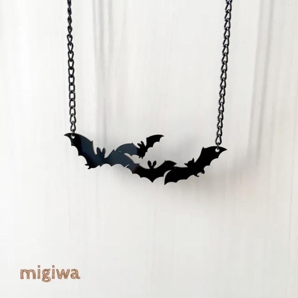 コウモリのブラックネックレス