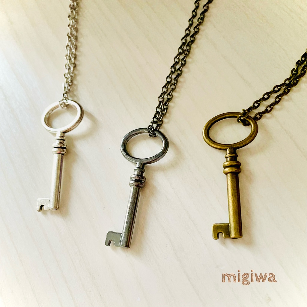 シンプルな鍵ネックレス