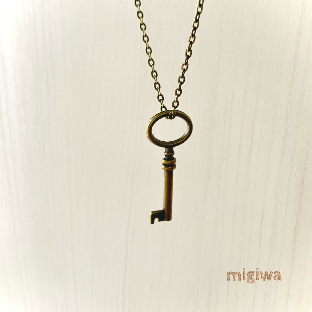 シンプルな鍵ネックレス
