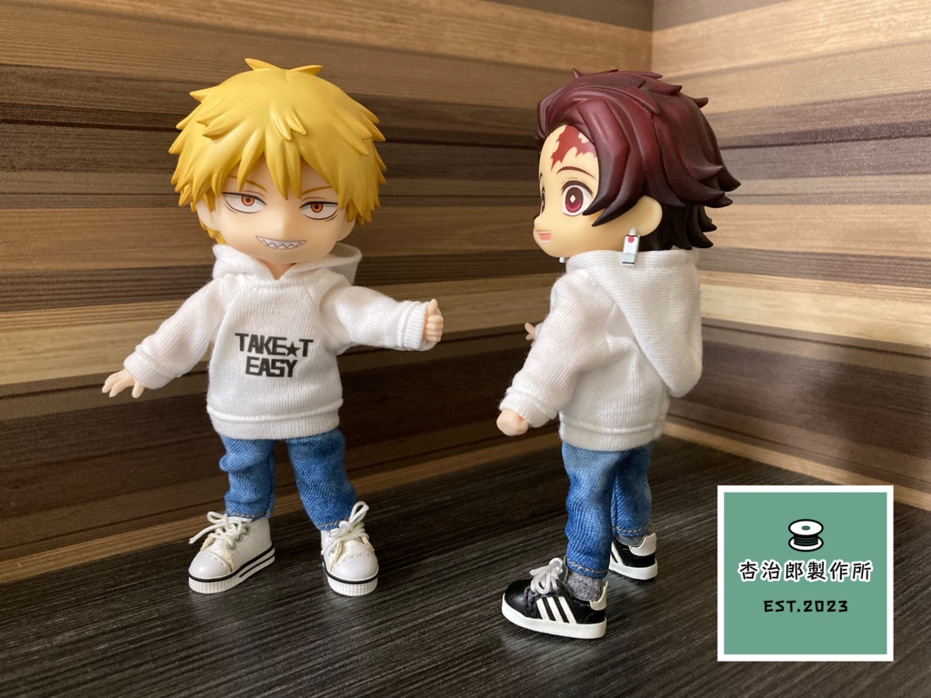 パーカー&デニム風パンツ