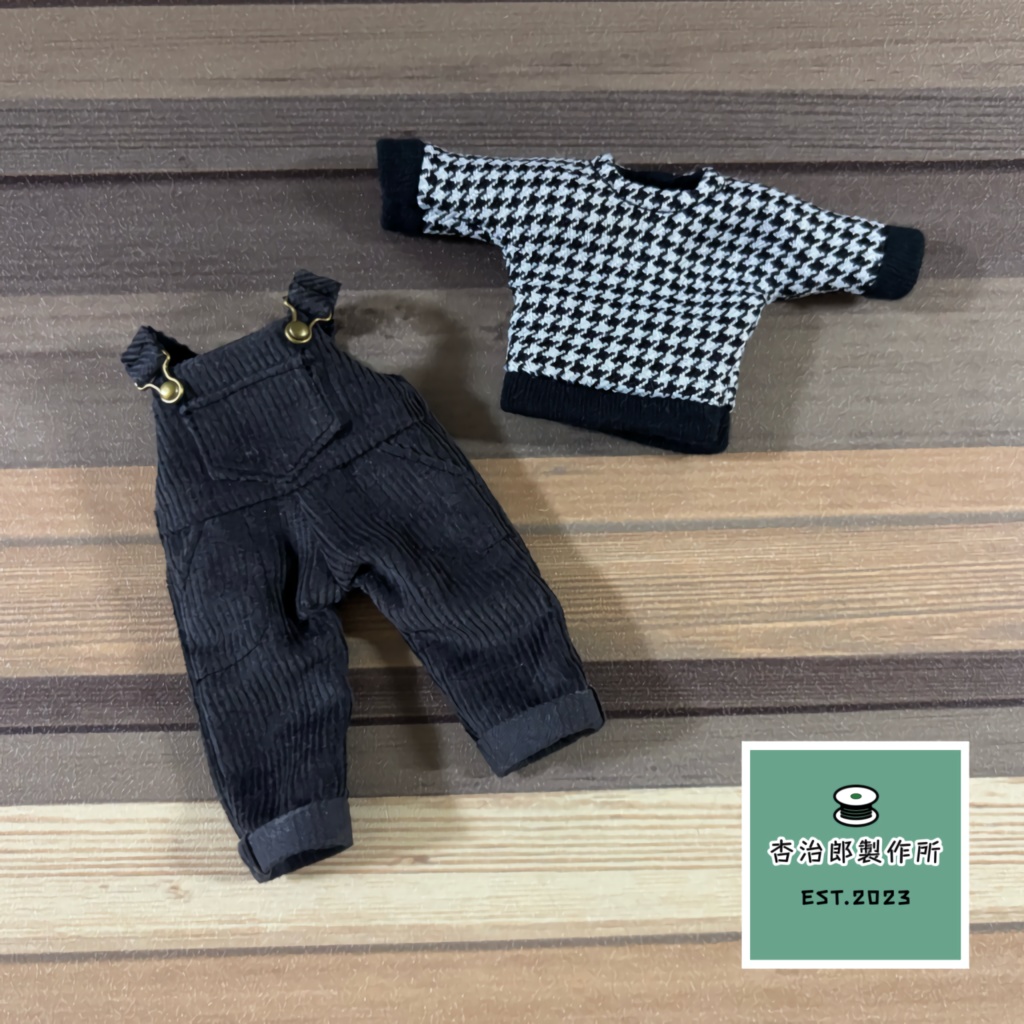 ブルーグレーのオーバーオール&千鳥柄トレーナー