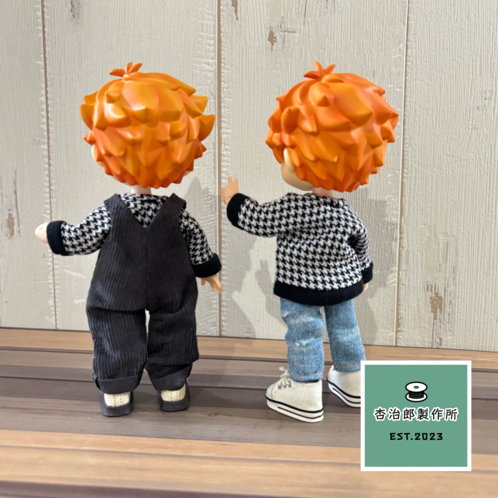 ブルーグレーのオーバーオール&千鳥柄トレーナー