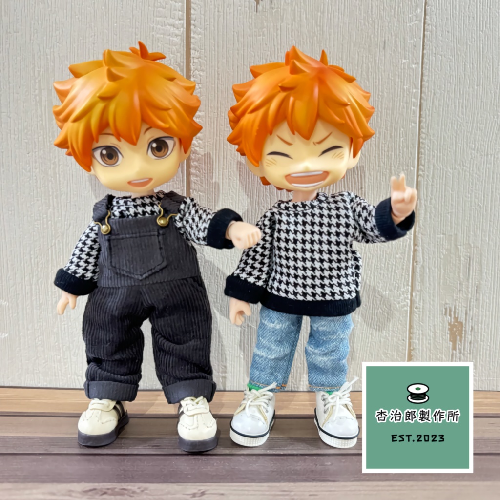 ブルーグレーのオーバーオール＆千鳥柄トレーナー