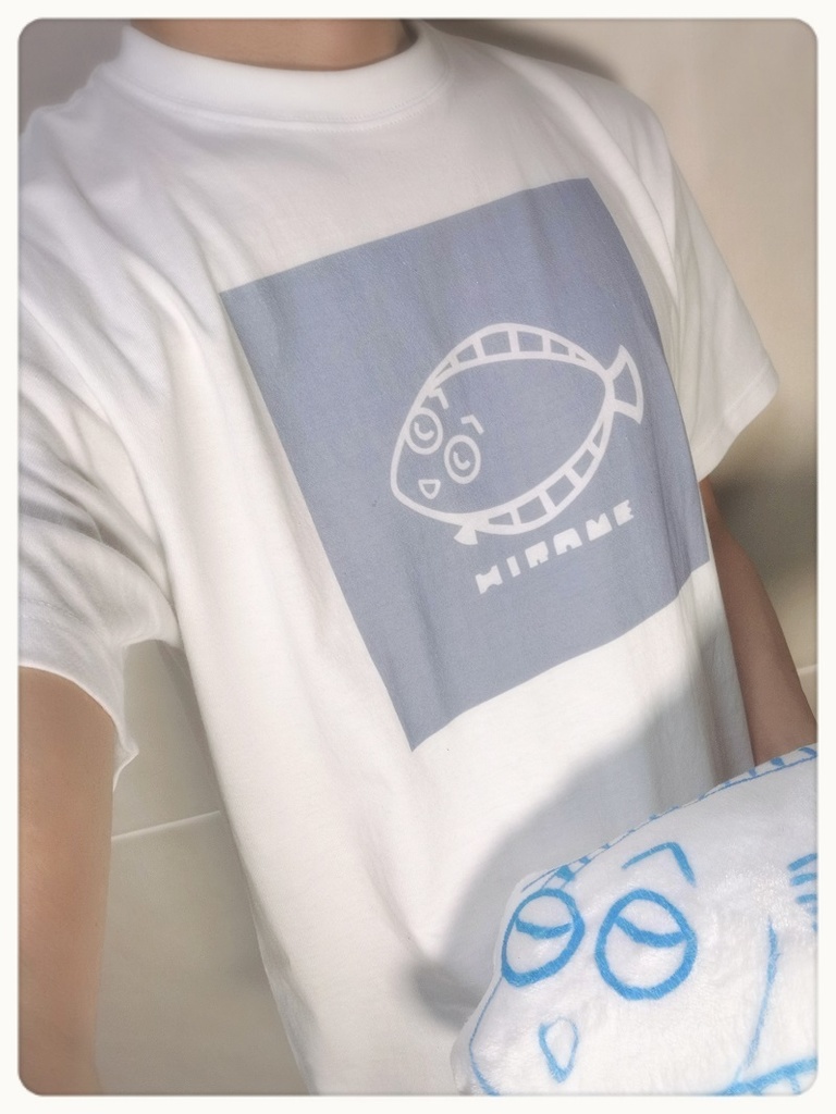 Vひらめ着用Tシャツ